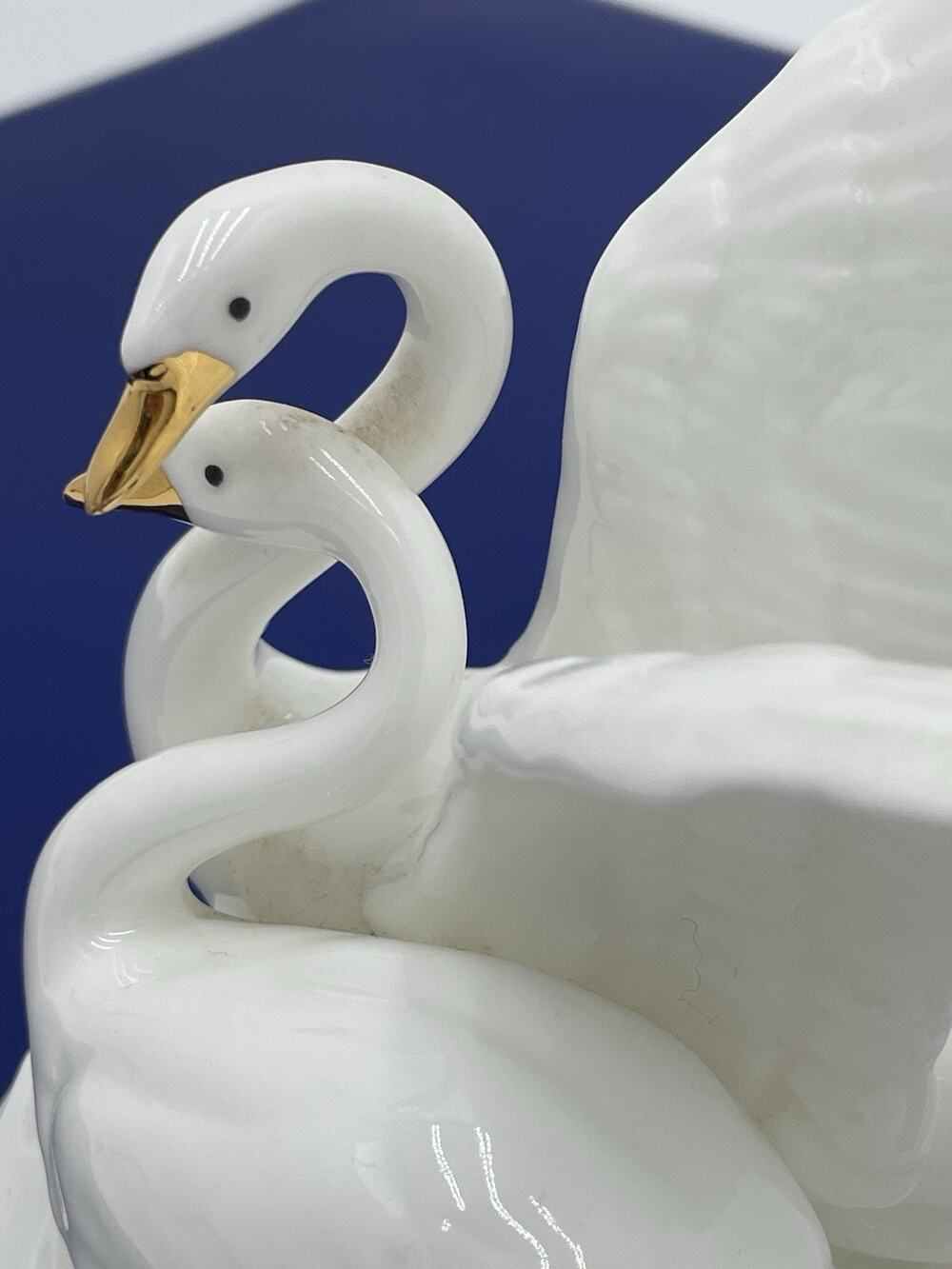 Swans Under The wing Figurine Vintage Taiwan White And Gold Tone Beaks